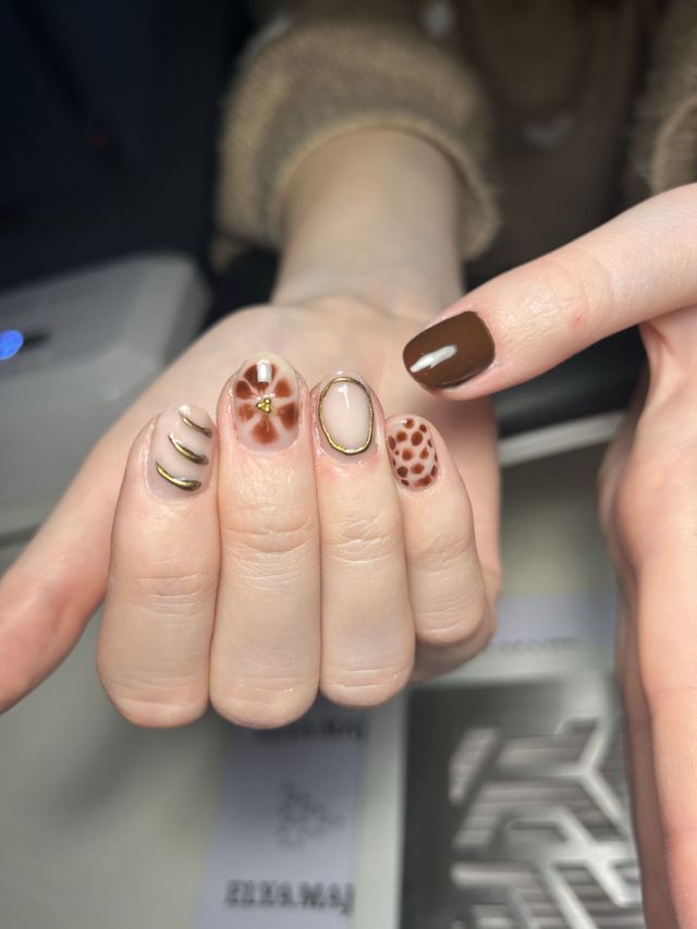 Nail art marbré chocolat