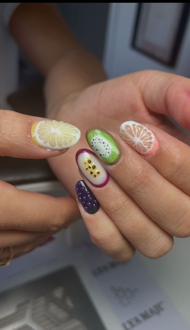 Nail art fruité coloré